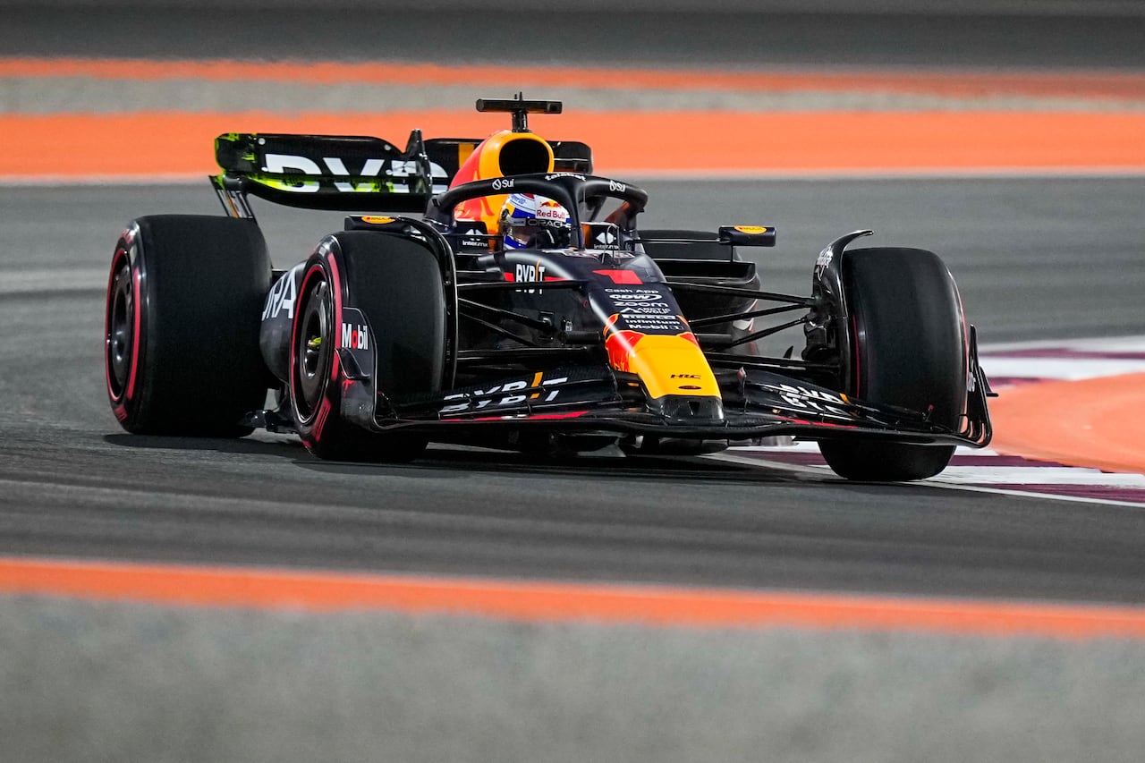 El piloto de Red Bull Max Verstappen de Holanda en acción durante la sesión de práctica antes del Gran Premio de Qatar de la Fórmula Uno el viernes 6 de octubre del 2023. (AP Foto/Ariel Schalit)