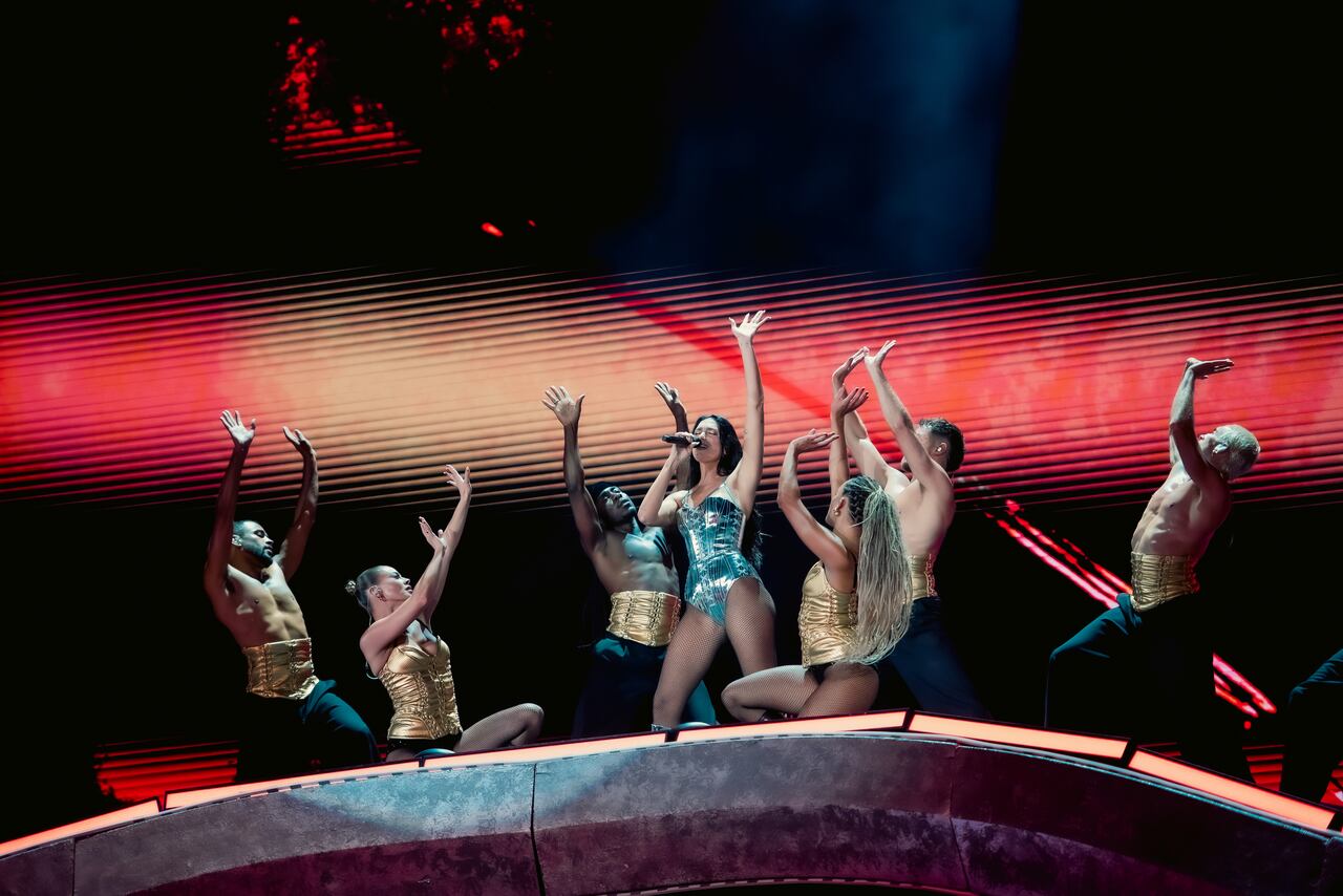 Dua Lipa en concierto en el Estadio El Campín de Bogotá, la noche del 28 de noviembre de 2025.