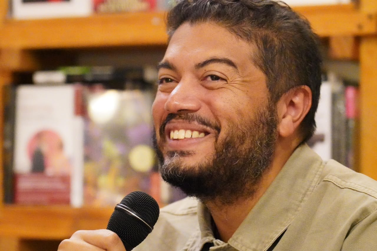 El poeta y escritor Frank Báez presentará su libro Desarmando la biblioteca de mi padre.