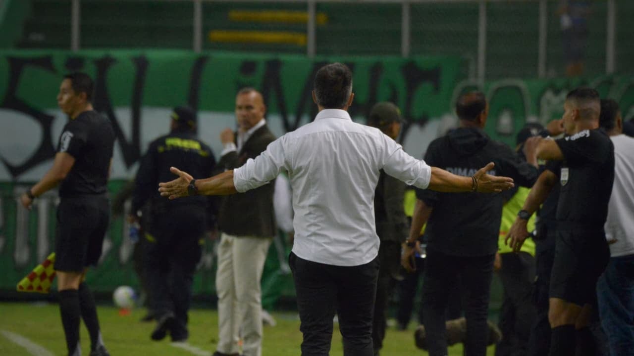 Pablo Peirano (de espaldas) parece reclamarle algo a Rafael Dudamel, al fondo, técnico del Deportivo Cali.