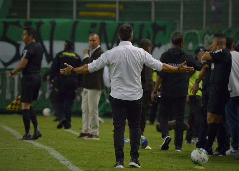 Pablo Peirano (de espaldas) parece reclamarle algo a Rafael Dudamel, al fondo, técnico del Deportivo Cali.