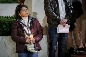 Un grupo de personas y compañeros de trabajo se reunieron en una velatón para homenajear a Erika Aponte, víctima de feminicidio en Bogotá.