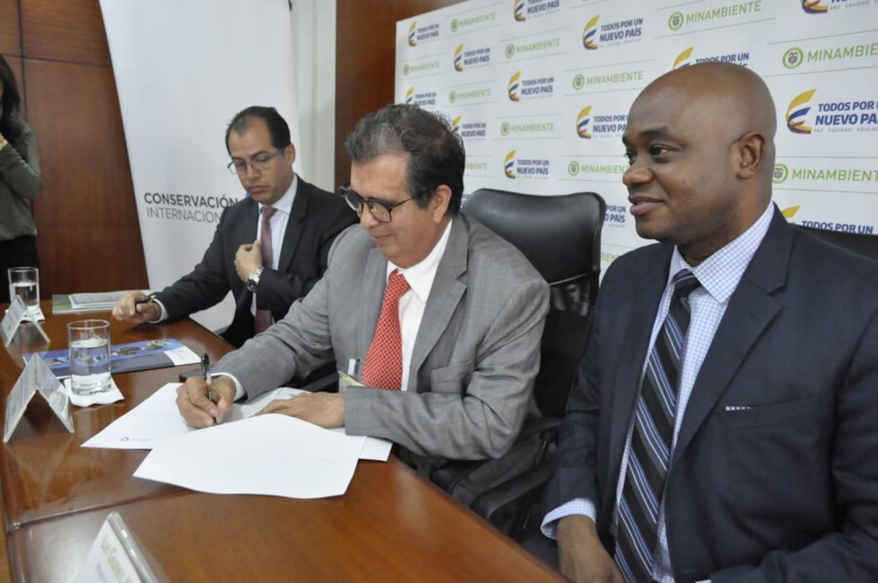 Fabio Arjona en el 2017, cuando era vicepresidente de Conservación Internacional Colombia y acompañado del entonces ministro de Ambiente, Luis Gilberto Murillo.