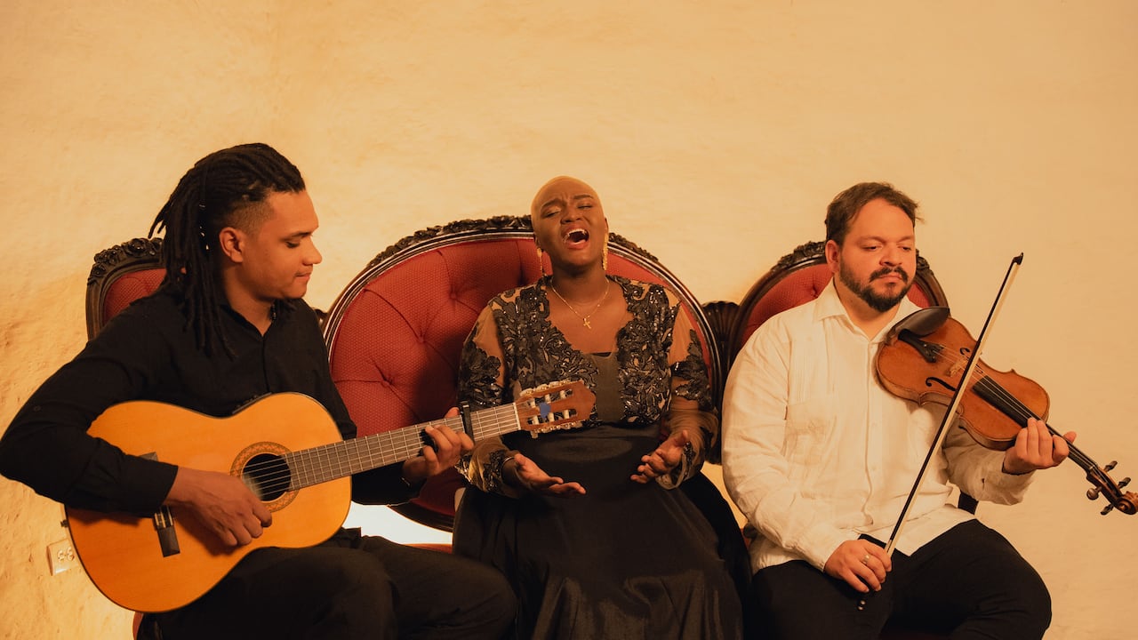 La agrupación De Mar y Río presenta un homenaje a las madres con su canción Mi Ser Querido.