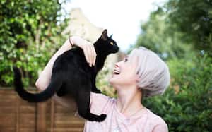 Investigadores de renombre han desvelado un aspecto fascinante de la vida doméstica felina: la capacidad de los gatos para percibir energías que escapan a la percepción humana.