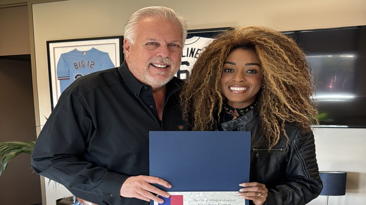 El alcalde de Arlington (Texas), Jim Ross, entregando reconocimiento internacional de Cali a Carolina Cortés.