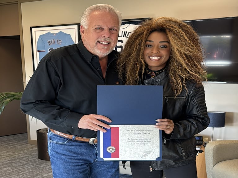 El alcalde de Arlington (Texas), Jim Ross, entregando reconocimiento internacional de Cali a Carolina Cortés.
