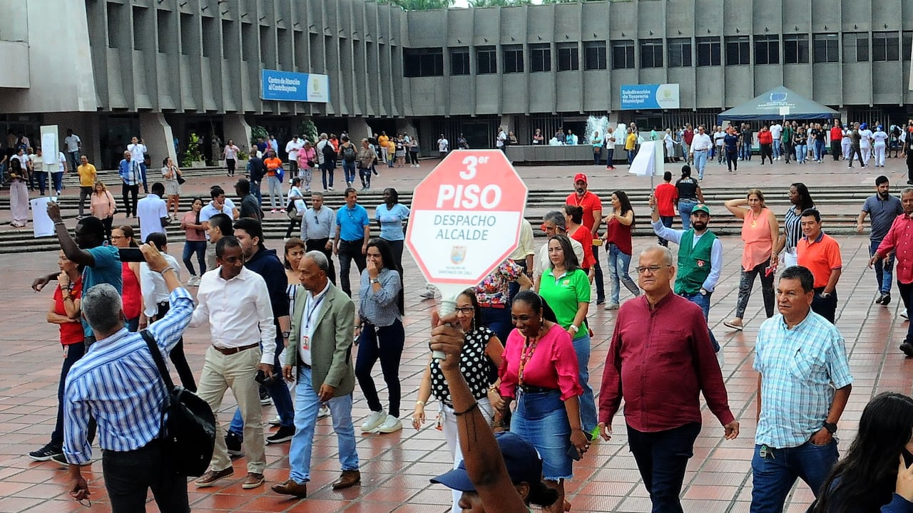 Cali: En el ‘Simulacro Nacional de Emergencias’ participaron 9 mil funcionarios del Distrito. Unidad Nacional de Gestión del Riesgo que Santiago de Cali hizo parte de los 929 municipios, 6798 instituciones públicas, 7644 privadas y las cerca de 2200 comunitarias, que en toda Colombia desplegaron capacidades para llevar a cabo este ‘Simulacro Nacional de Emergencias’. Foto José L Guzmán. El País, oct 4-23