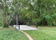 El Humedal Cañasgordas cuenta con dos puentes que ayudan a tener una mejor apreciación de los cuerpos de agua que lo cruzan.