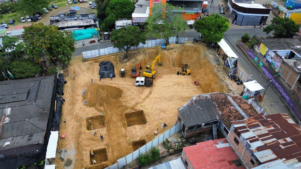 La construcción avanza en la colocación de zapatas para fortalecer la obra.