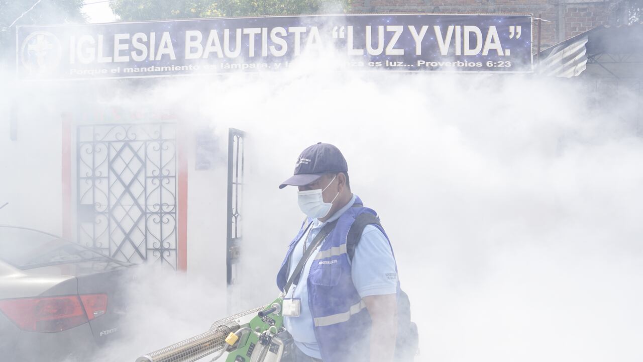 Un trabajador municipal rocía químicos contra los mosquitos Aedes Aegypti y Aedes Albopictus, responsables de la transmisión de Dengue, Zika y Chikungunya el 27 de abril de 2022 en San Salvador, El Salvador