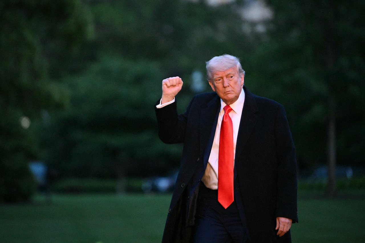 Trump asiste a gala de compradores de su criptomoneda, en medio de denuncias de corrupción