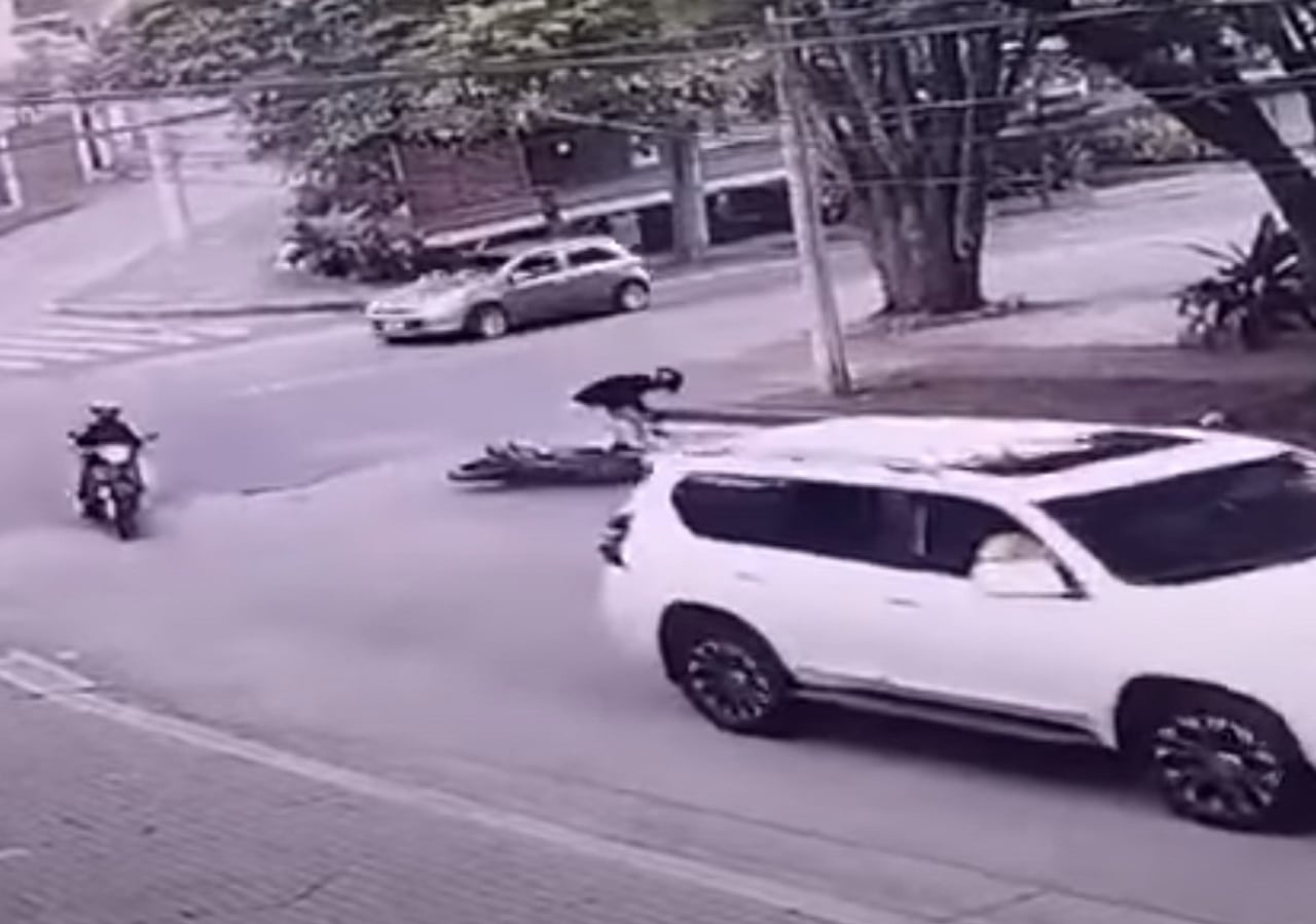 Modalidad de atraco por falso accidente en Cali. fotogramas videos de seguridad.