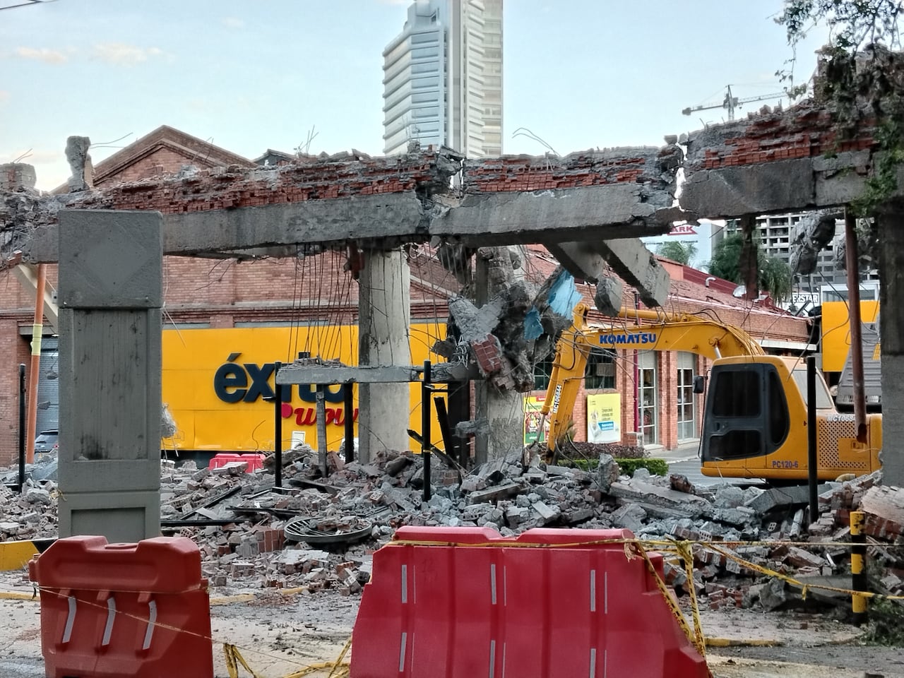 Demolición de las entradas vehiculares de Chipichape tras el terremoto