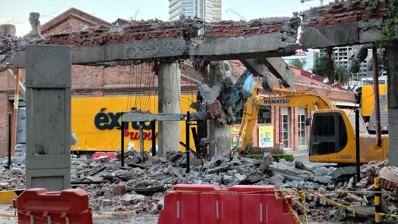 Demolición de las entradas vehiculares de Chipichape tras el terremoto