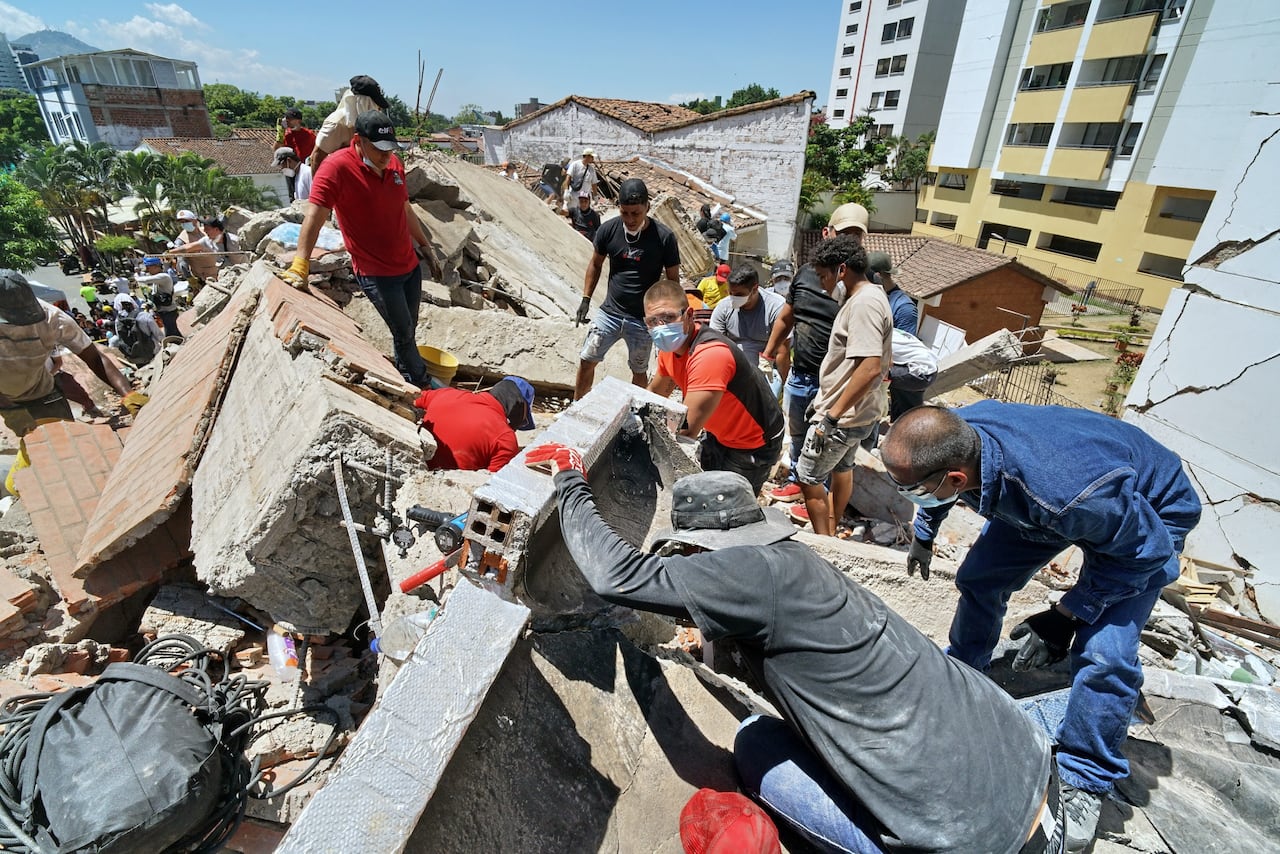 Trabajo de búsqueda de cuerpos de los escombros del edificio Cantabria ubicado en la calle 8B con carrera 45, del barrio Nueva Tequendama en Cali.