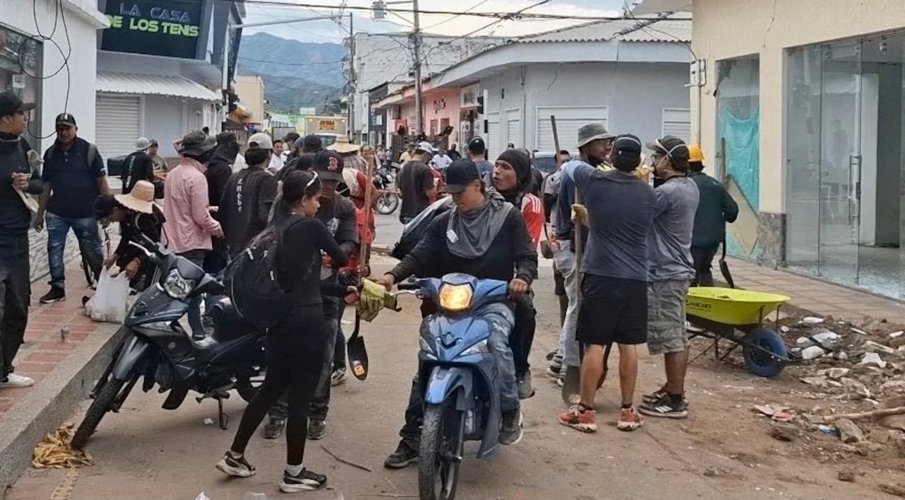 Motos y bicicletas se acumulan a la entrada de las viviendas donde trabajan los grupos de voluntarios.