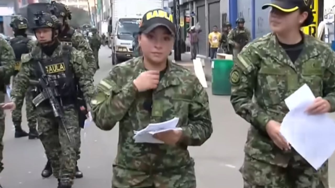 Soldado busca a su madre