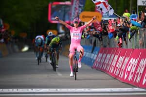 Tadej Pogacar venció a Daniel Martínez en el esprint final