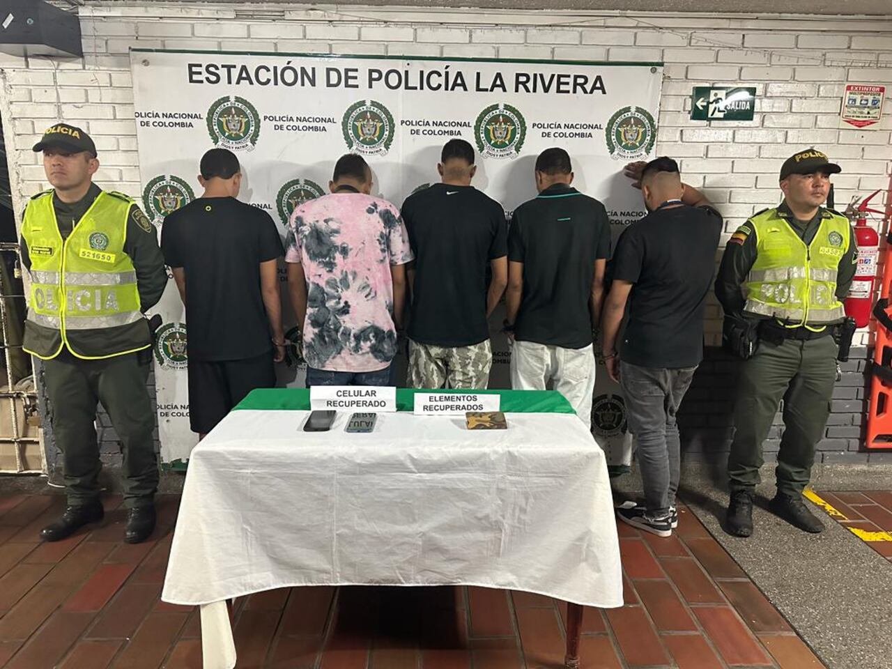 La Policía de Cali capturó a estos cinco sujetos que habrían hurtado las pertenencias de dos personas en la Comuna 5 de la ciudad