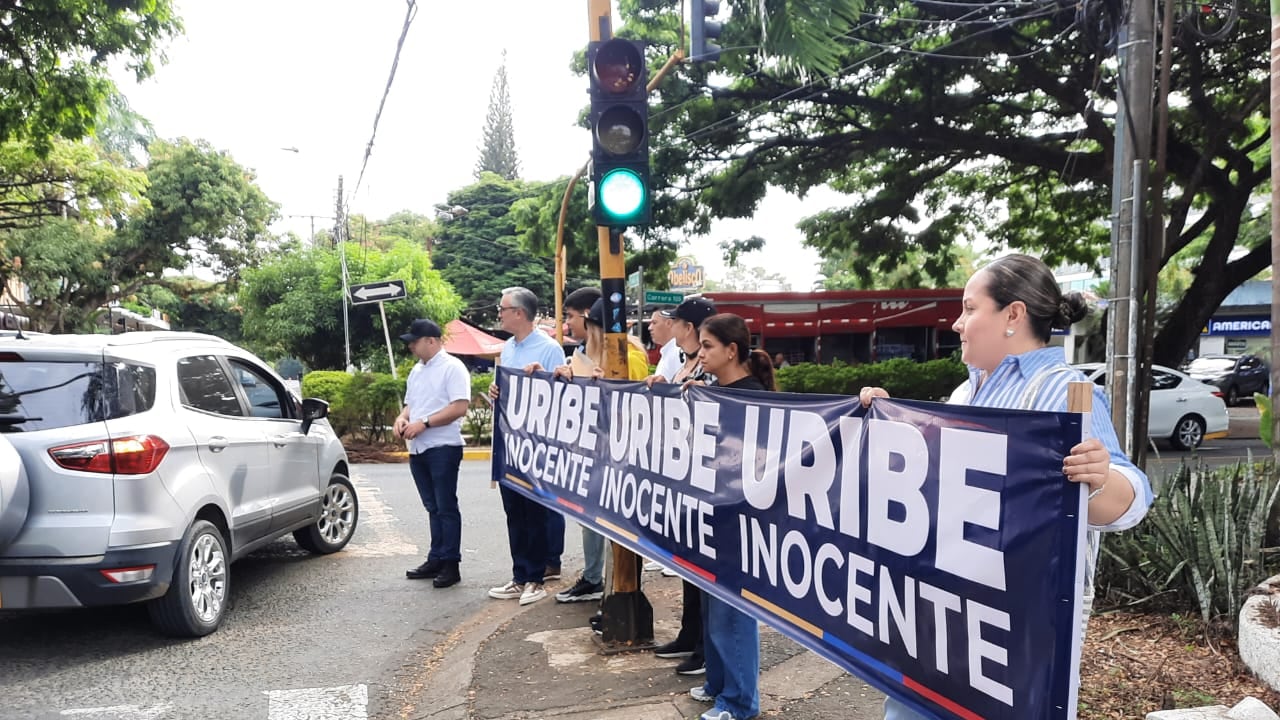 Decenas de caleños se movilizaron a favor del expresidente Álvaro Uribe Vélez este sábado.