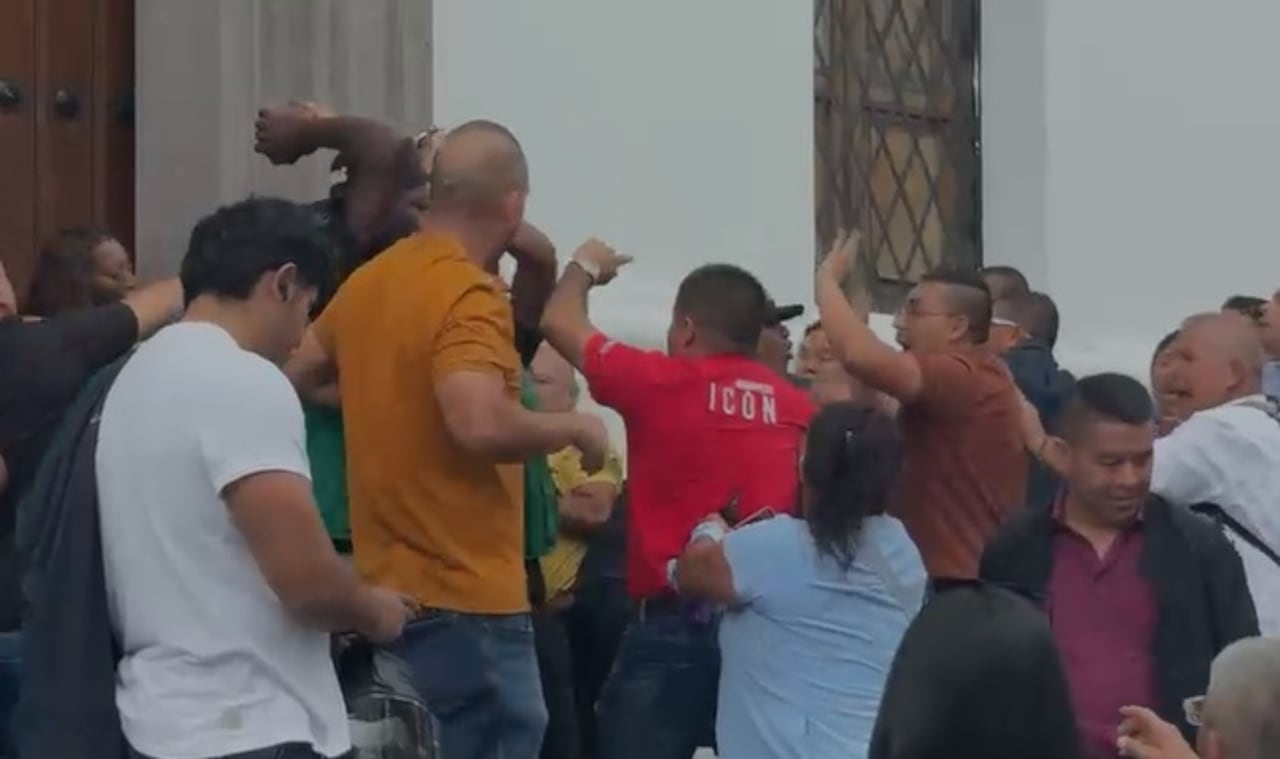 Funcionarios y contratistas permanecieron varias horas dentro del Palacio Departamental debido a los bloqueos realizados en los accesos principales del edificio