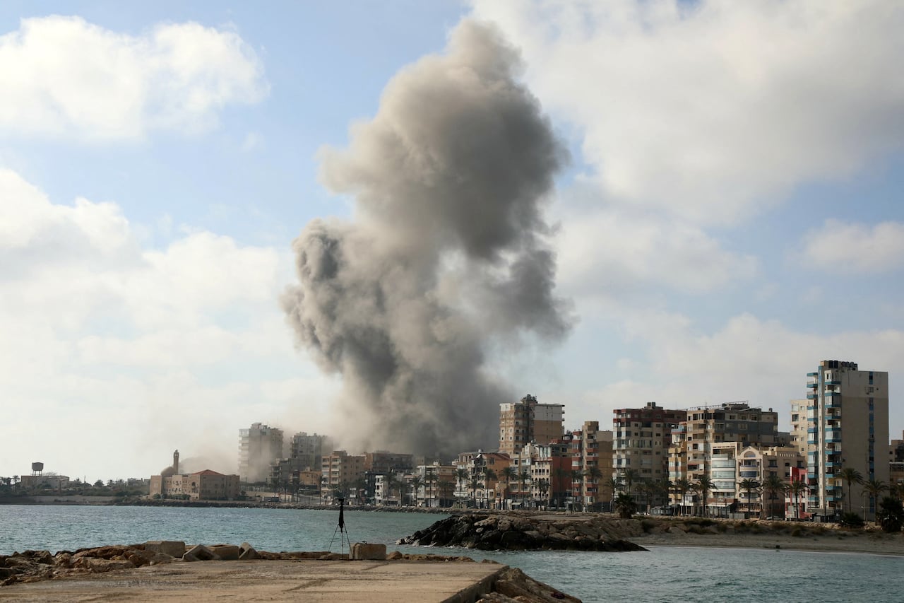 El humo se eleva desde el lugar de un ataque aéreo israelí que tuvo como objetivo un barrio de Tiro, ciudad costera del sur del Líbano, el 7 de junio de 2026. Israel y Hezbolá intercambian disparos con regularidad, pero el sur de la capital —incluidos distritos considerados bastiones del grupo respaldado por Irán— se había librado relativamente de los ataques, habiendo sido bombardeado solo dos veces desde mediados de abril. Posteriormente, Israel emitió una alerta de evacuación para la mayor parte de Tiro y sus alrededores, una zona más propensa a los ataques. (Foto de Kawnat HAJU / AFP)