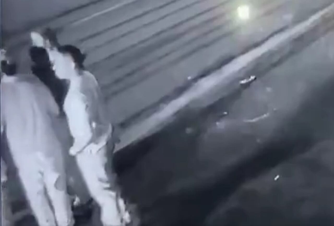 El conductor no se detuvo a prestar ayuda a los lesionados y emprendió una fuga inmediata del lugar.