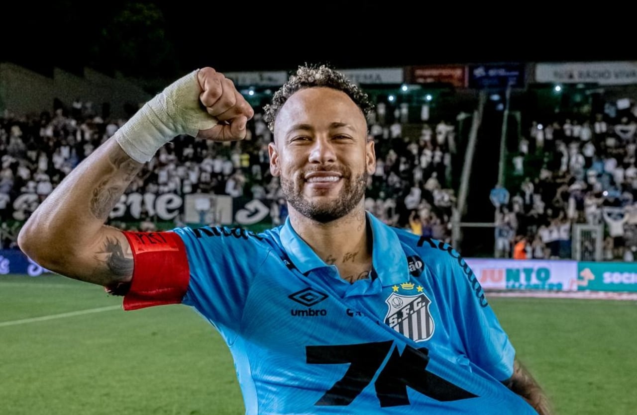 Neymar Jr. se quedó con la pelota del partido tras anotar tres goles ante Juventude.