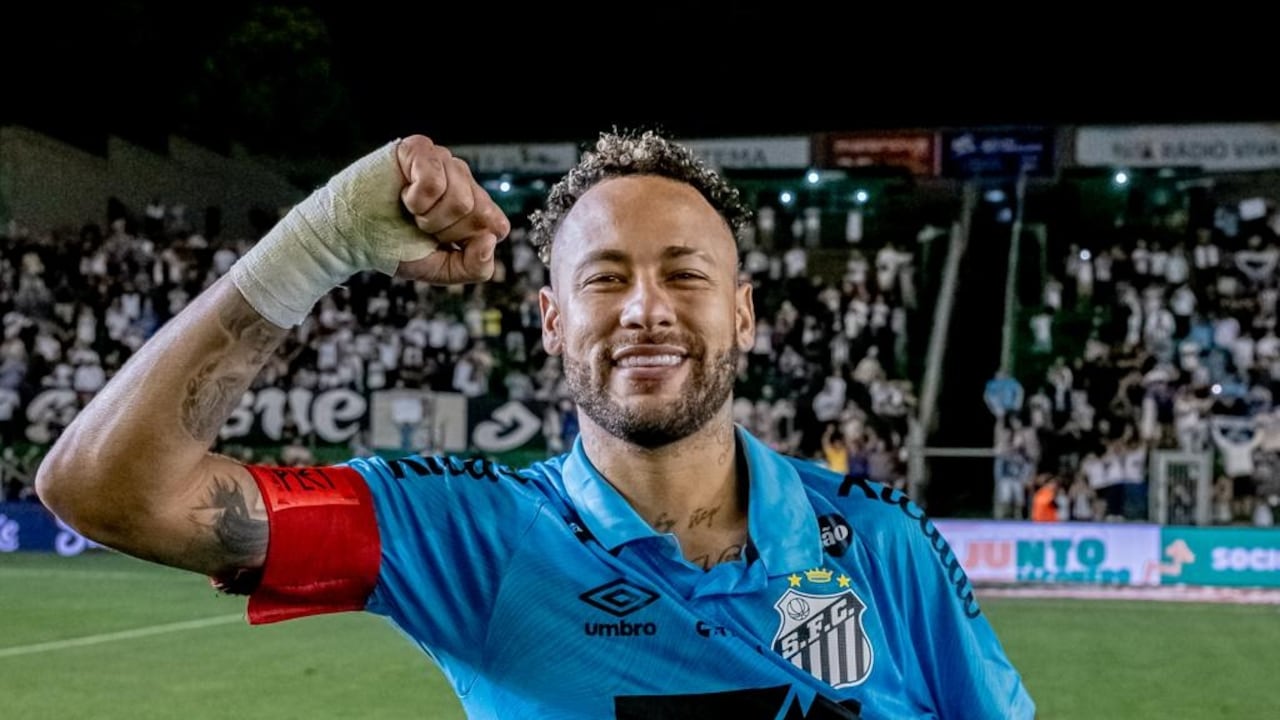 Neymar Jr. se quedó con la pelota del partido tras anotar tres goles ante Juventude.