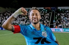 Neymar Jr. se quedó con la pelota del partido tras anotar tres goles ante Juventude.
