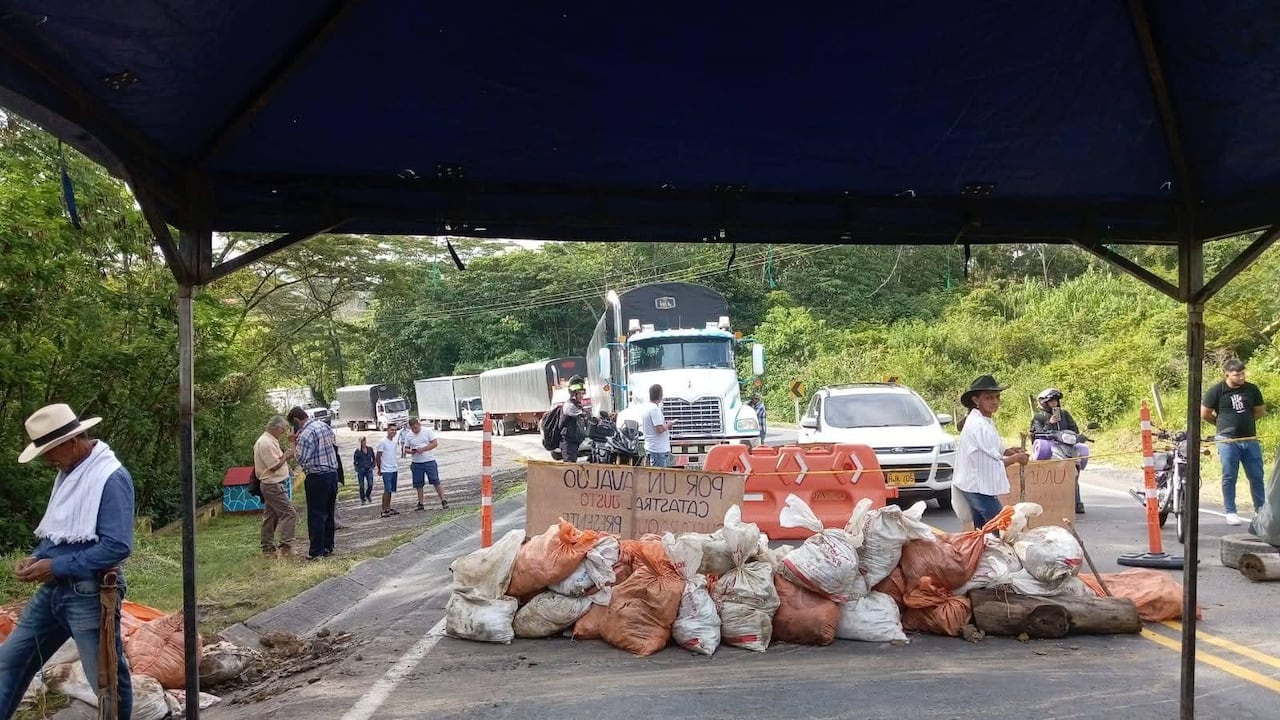 En varias vías de la ciudad ya se presentan bloqueos a la movilidad.
