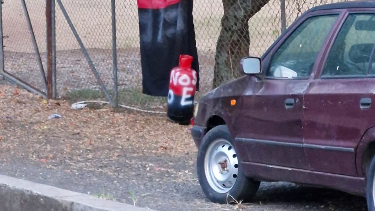 Los guerrilleros del ELN instalaron este cilindro y la bandera de esta organización armada ilegal cerca a la escuela del barrio Bello Horizonte del municipio de Santander de Quilichao.