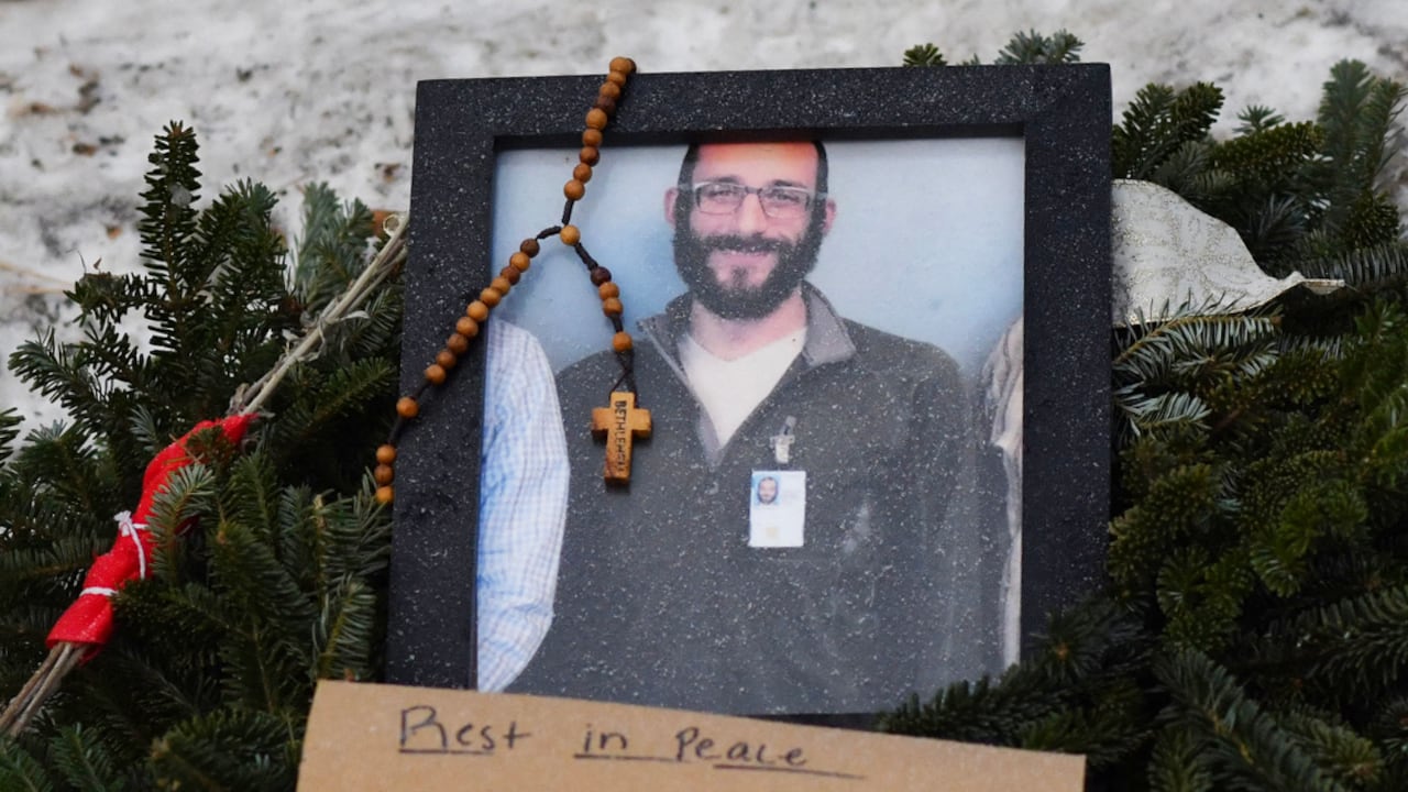 Los ciudadanos han realizado diferentes altares en memoria del enfermero Alex Pretti cerca del lugar donde fue asesinado.