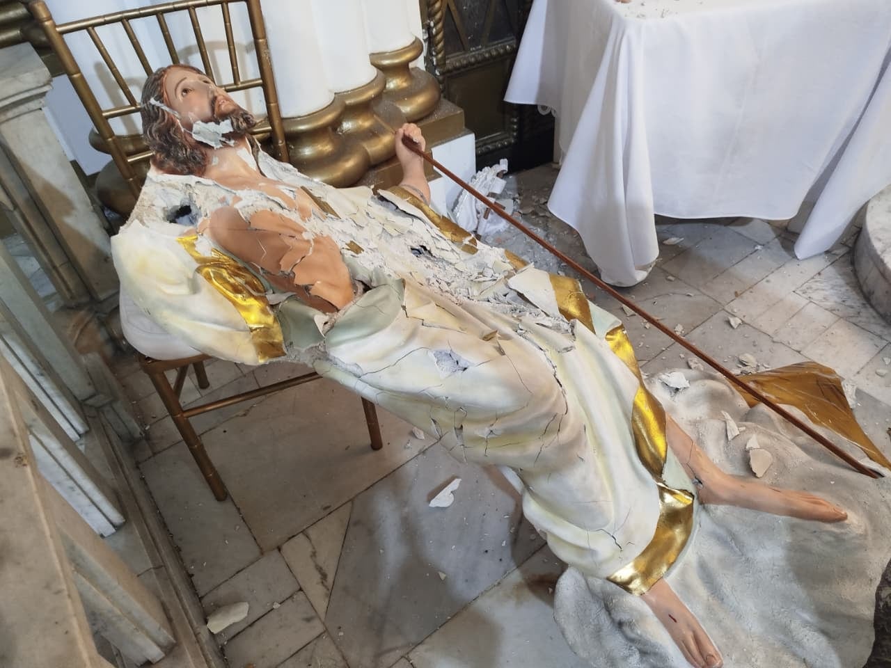 Autoridades investigan los hechos que dejaron múltiples figuras religiosas destruidas en la Iglesia La Ermita. Así quedó esta imágen.