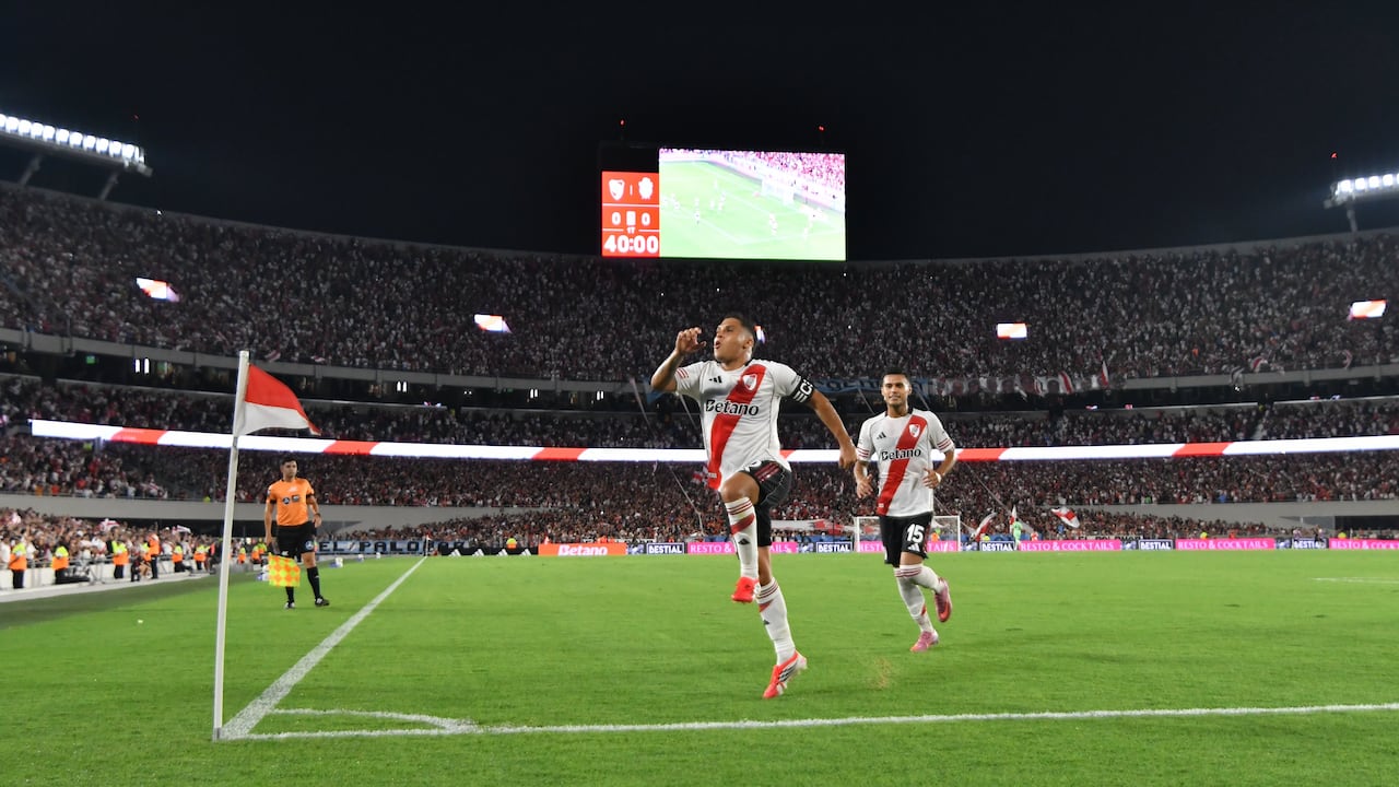 Juan Fernando Quintero (centro) celebra tras marcar un gol con River Plate en la Liga de Argentina.