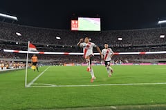 Juan Fernando Quintero (centro) celebra tras marcar un gol con River Plate en la Liga de Argentina.