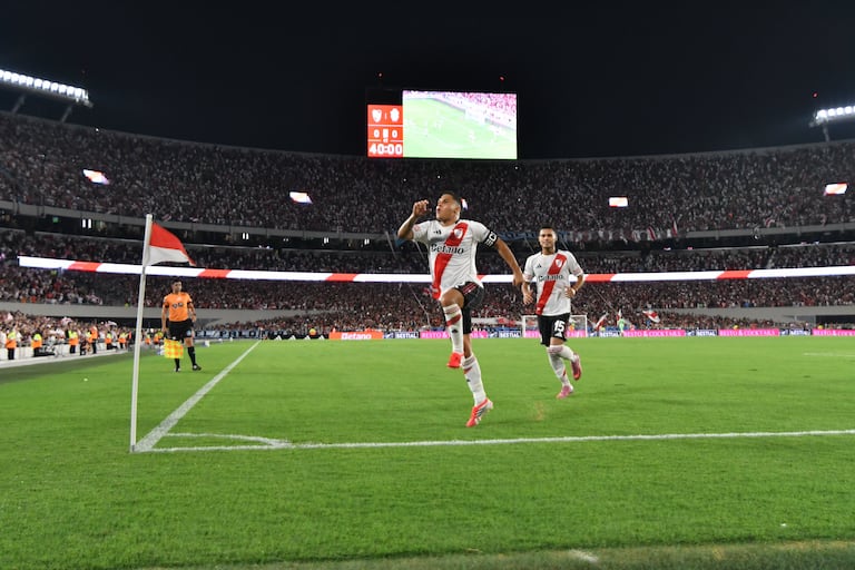 Juan Fernando Quintero (centro) celebra tras marcar un gol con River Plate en la Liga de Argentina.