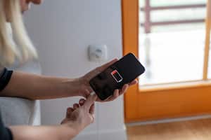 Los expertos recomiendan no dejar cargar el celular al 100 %. Getty Images.