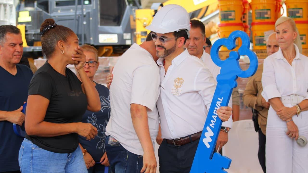 El presidente de la República, Abelardo De La Espriella, participó activamente en el acto de entrega oficial del paquete de soluciones de vivienda para los damnificados.