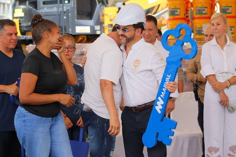 El presidente de la República, Abelardo De La Espriella, participó activamente en el acto de entrega oficial del paquete de soluciones de vivienda para los damnificados.