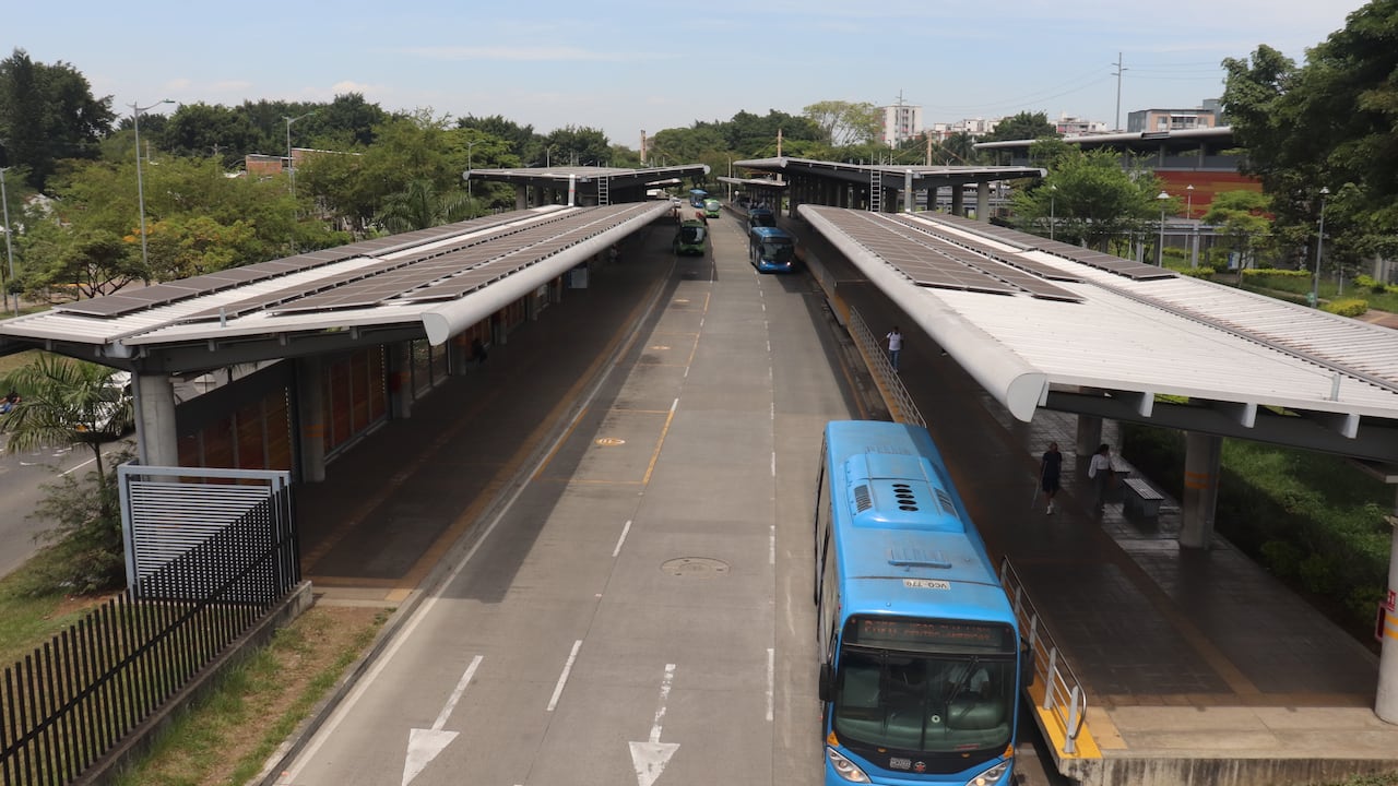 Planta de energía solar en el techo de la estación Simón Bolívar del mío generará 114 megavatios de energía para el sistema eléctrico de Cali.