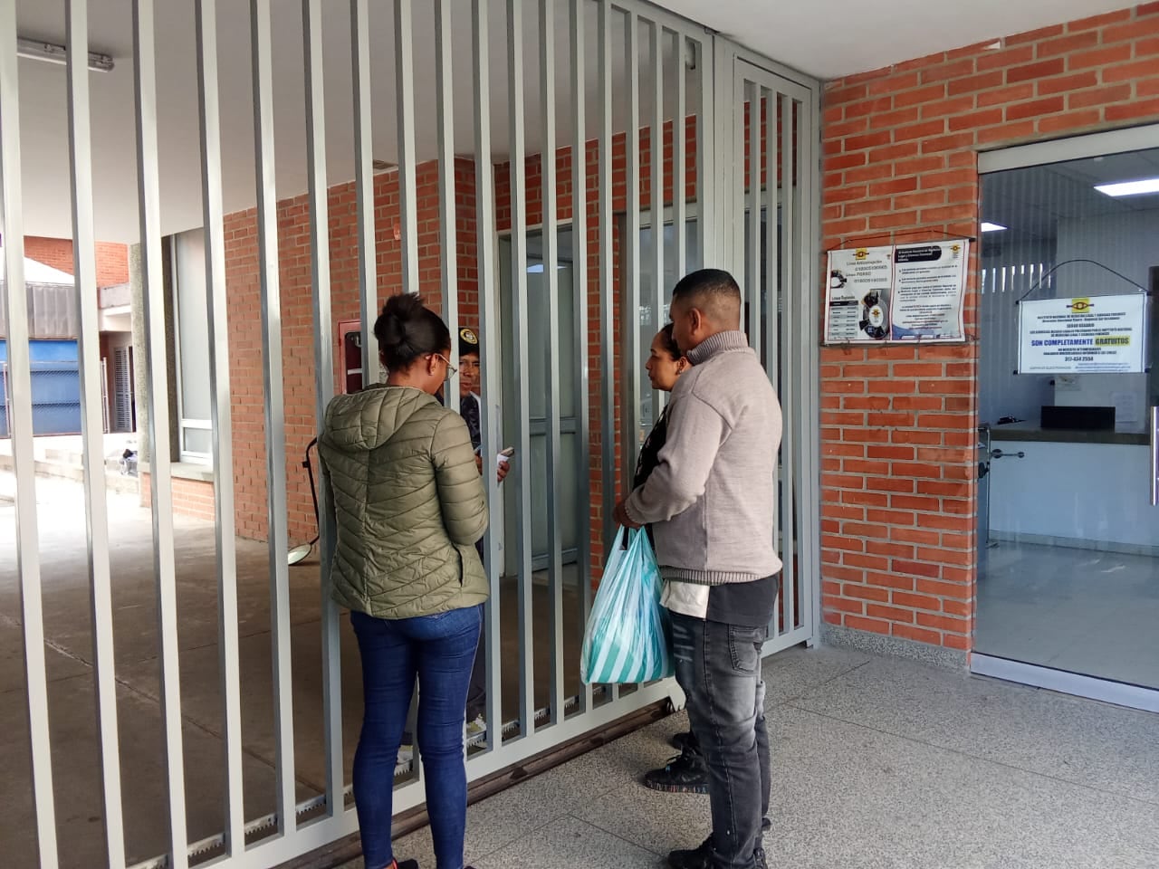 Familiares permanecen a las afueras de Medicina Legal de Popayán a la espera de recibir los cuerpos de las víctimas del ataque en El Túnel, Cajibío, de la vía Panamericana.