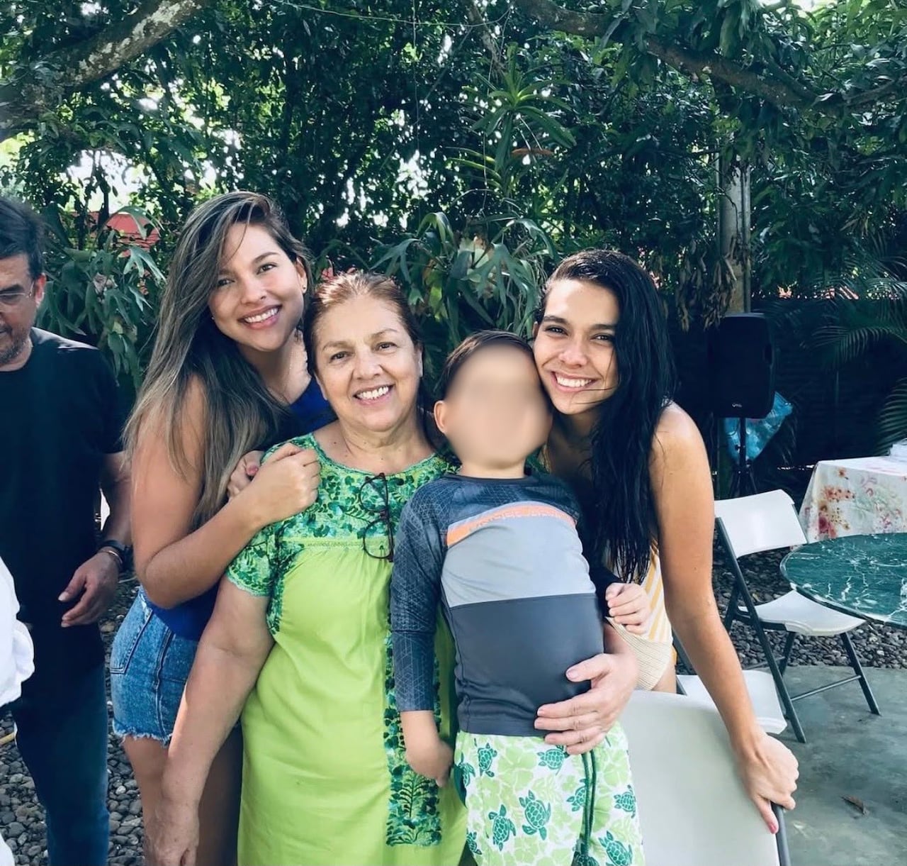 Amparo, Alejandra y Martín, de 10 años, estarían bajo los escombros del edificio Ana Pilar, sector de Cuarto de Legua.