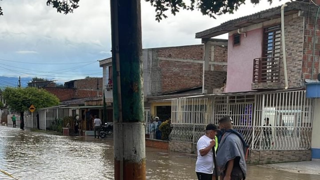 En estos momentos acaba de salirse de nuevo el afluente afectando a La Graciela, Aguaclara, Terminal nuevo, entre otras.
