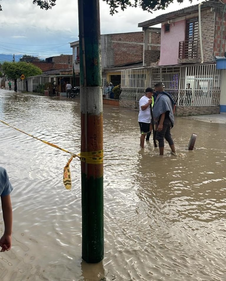 En estos momentos acaba de salirse de nuevo el afluente afectando a La Graciela, Aguaclara, Terminal nuevo, entre otras.