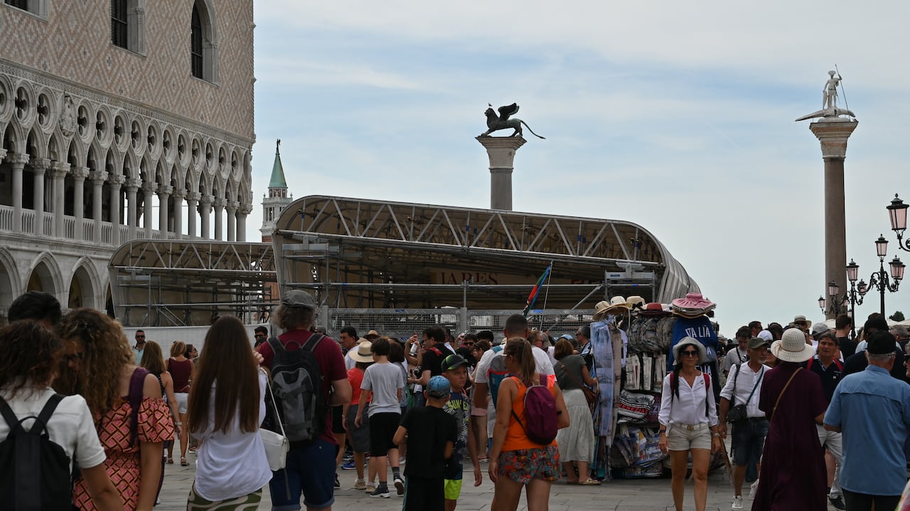 Una vista tomada el 31 de julio de 2023 muestra la plaza de San Marcos en Venecia. Foto: AFP