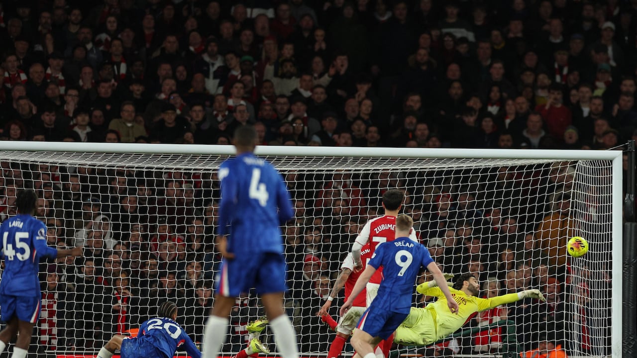 El portero español #01 del Arsenal, David Raya (atrás, derecha), realiza una atajada en el minuto 92 durante el partido de la Premier League inglesa entre el Arsenal y el Chelsea en el Emirates Stadium de Londres el 1 de marzo de 2026. (Foto de Adrian Dennis / AFP)