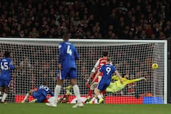 El portero español #01 del Arsenal, David Raya (atrás, derecha), realiza una atajada en el minuto 92 durante el partido de la Premier League inglesa entre el Arsenal y el Chelsea en el Emirates Stadium de Londres el 1 de marzo de 2026. (Foto de Adrian Dennis / AFP)
