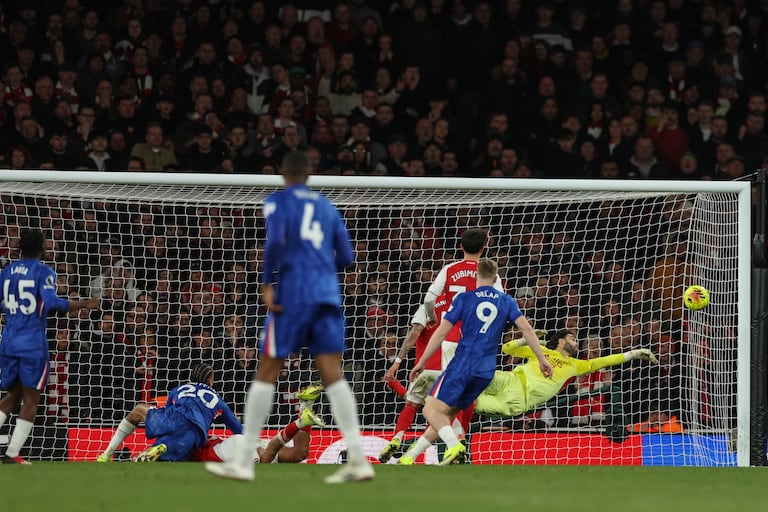 El portero español #01 del Arsenal, David Raya (atrás, derecha), realiza una atajada en el minuto 92 durante el partido de la Premier League inglesa entre el Arsenal y el Chelsea en el Emirates Stadium de Londres el 1 de marzo de 2026. (Foto de Adrian Dennis / AFP)